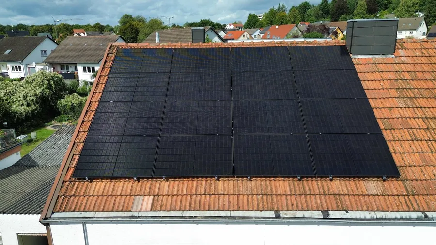 Dunkle Solarpaneele auf einem Ziegeldach