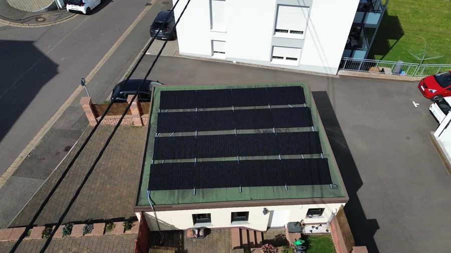 Dach eines Hauses mit Solaranlage