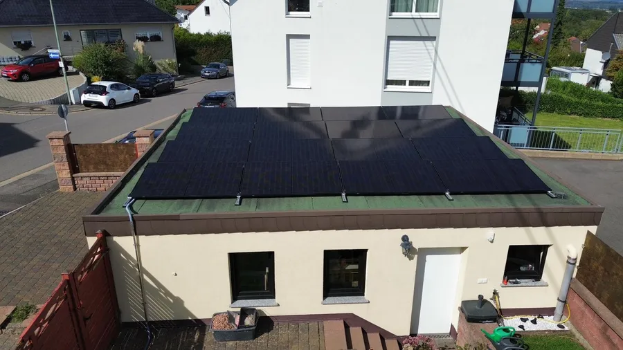 Flaches Garagendach mit Solarpaneelen